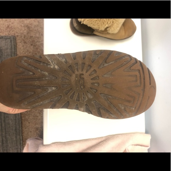 UGGS. Size 8. Brown/beige. - Picture 3 of 3